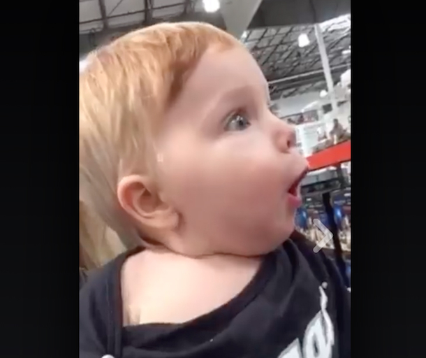 Baby Goes Shopping Through Christmas Section With Mom, His Reaction Is Warming The Hearts Of The Internet - picture 3