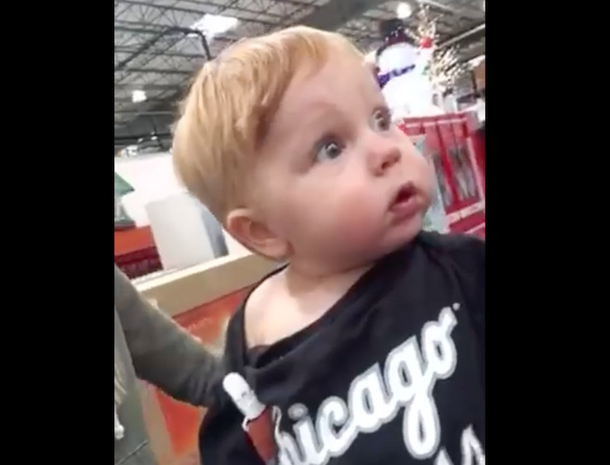 Baby Goes Though Christmas Aisle While Mommy Shops. His Reaction Captures The Heart Of The Internet - picture 2