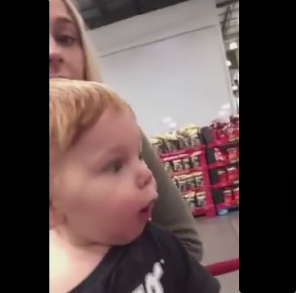 Baby Goes Though Christmas Aisle While Mommy Shops. His Reaction Captures The Heart Of The Internet - picture 4