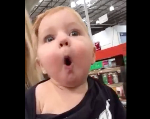 Baby Goes Though Christmas Aisle While Mommy Shops. His Reaction Captures The Heart Of The Internet - picture 5