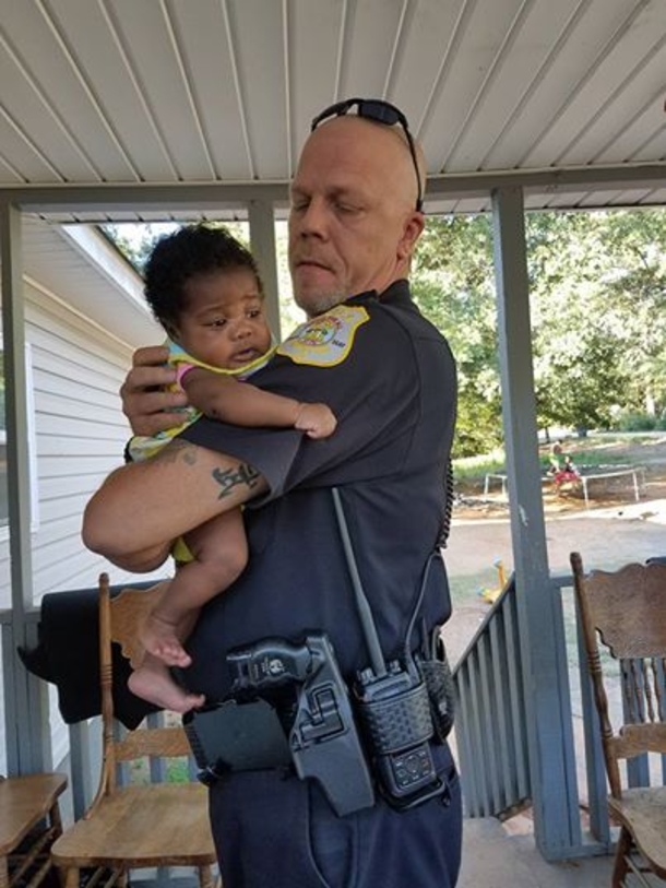 Baby Saved By Cop -- Here's How Her Mother Thanked Him - picture 4