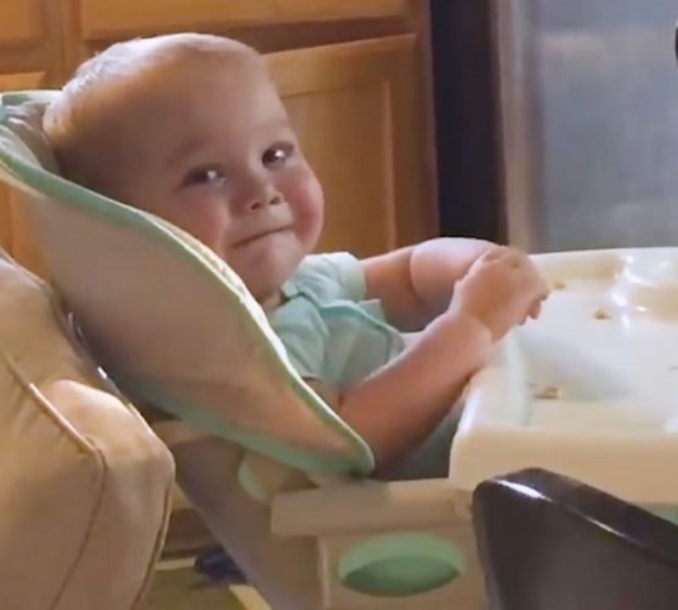 Baby’s Reaction To Father Singing The National Anthem Has Gone Viral For A Very Special Reason - picture 2