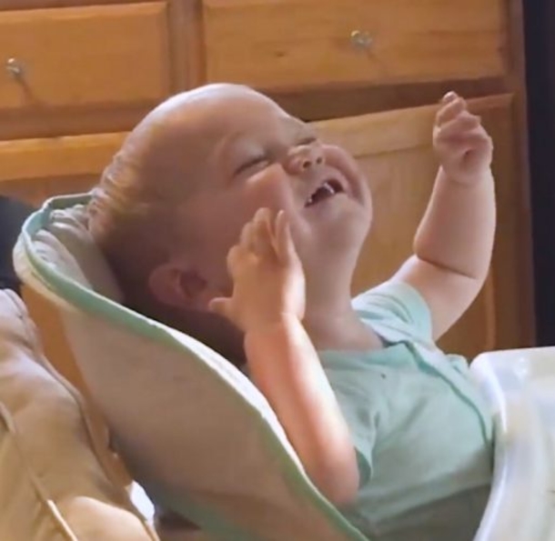 Baby’s Reaction To Father Singing The National Anthem Has Gone Viral For A Very Special Reason - picture 5