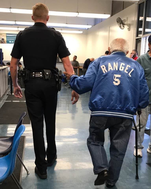 Bank Of America Kicks Out 92-Year-Old Elderly Man, Then Cop Takes Action - picture 4