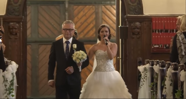 Beautiful Bride Performs "You Raise Me Up", Tears Fall As Dad Does The Unexpected - picture 3