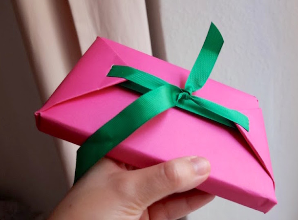 Before Wrapping, Always Line The Inside Of The Paper With Ribbon. Here's Why - picture 11