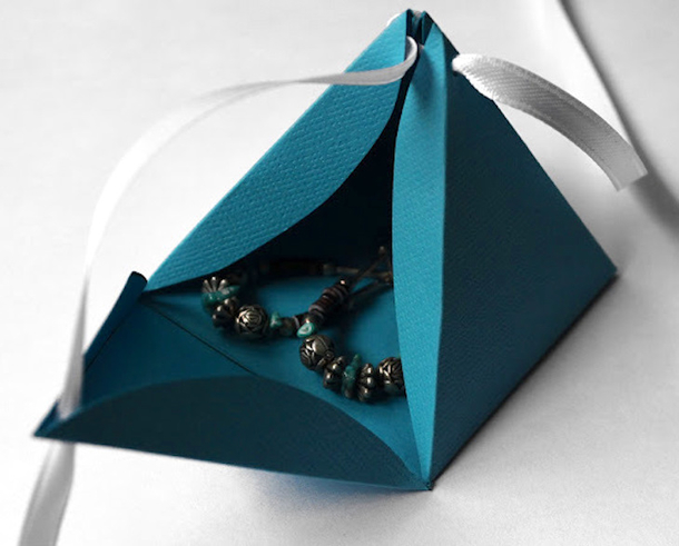 Before Wrapping, Always Line The Inside Of The Paper With Ribbon. Here's Why - picture 13