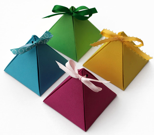 Before Wrapping, Always Line The Inside Of The Paper With Ribbon. Here's Why - picture 14