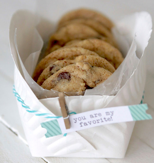 Before Wrapping, Always Line The Inside Of The Paper With Ribbon. Here's Why - picture 19