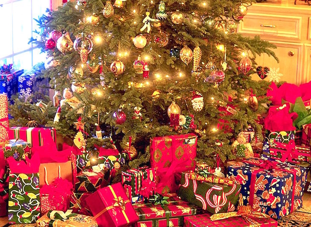 Before Wrapping, Always Line The Inside Of The Paper With Ribbon. Here's Why - picture 2