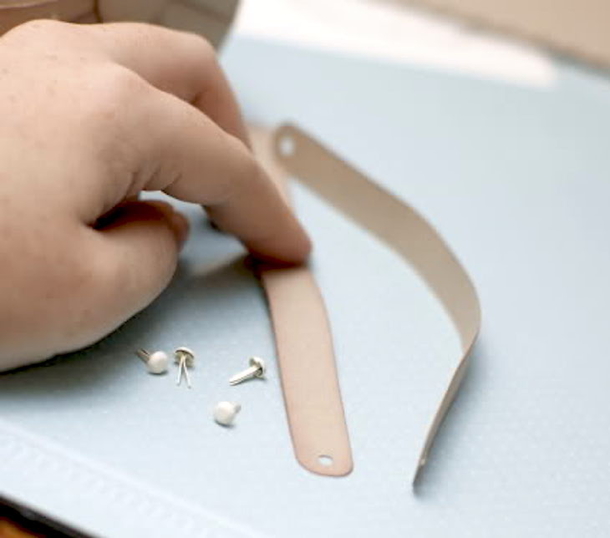 Before Wrapping, Always Line The Inside Of The Paper With Ribbon. Here's Why - picture 7