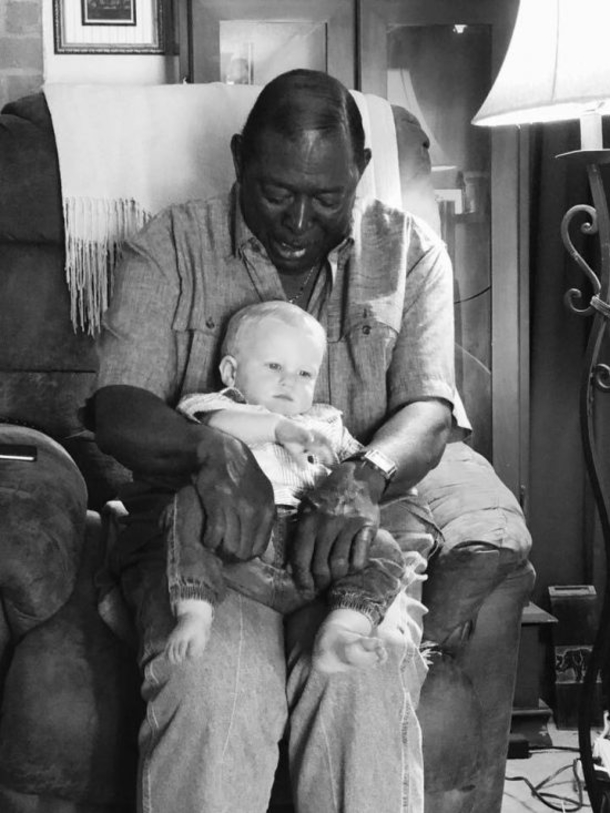 Black Man Grabs White Baby, Picture Goes Viral On Social Media Once People See What’s Really Going On - picture 2