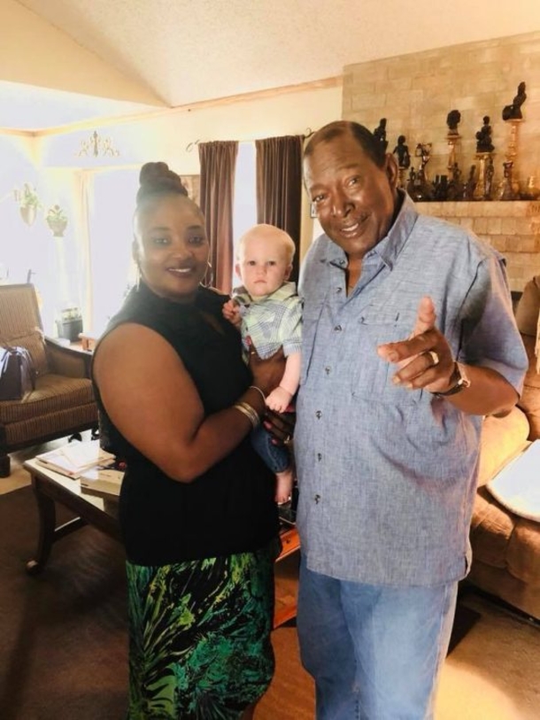 Black Man Grabs White Baby, Picture Goes Viral On Social Media Once People See What’s Really Going On - picture 3