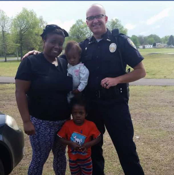 Black Woman Stuns Cop With Surprising Request, Then He Looks Behind Her - picture 3