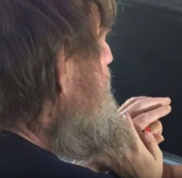 Blind Deaf Passenger On Plane Encounters Trouble, Then Girl Walks Over And No One Can Believe What They Are Seeing - picture 2