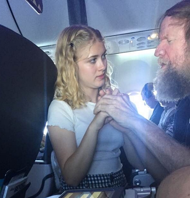 Blind Deaf Passenger On Plane Encounters Trouble, Then Girl Walks Over And No One Can Believe What They Are Seeing - picture 5