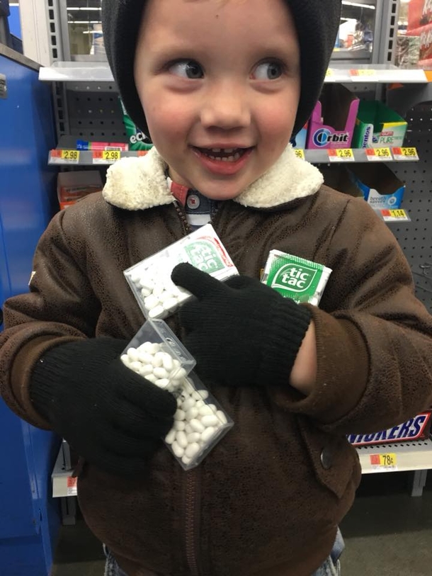 Boy Grabs 5 Treats At Walmart, Confused Mother Asks Why & Then He Points His Fingers To Them... - picture 3