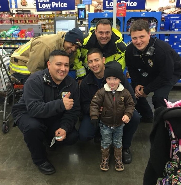 Boy Grabs 5 Treats At Walmart, Confused Mother Asks Why & Then He Points His Fingers To Them... - picture 4