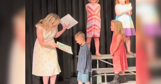 Boy Leaves Audience In Stitches With Memorable Farewell at Kindergarten Graduation - picture 2