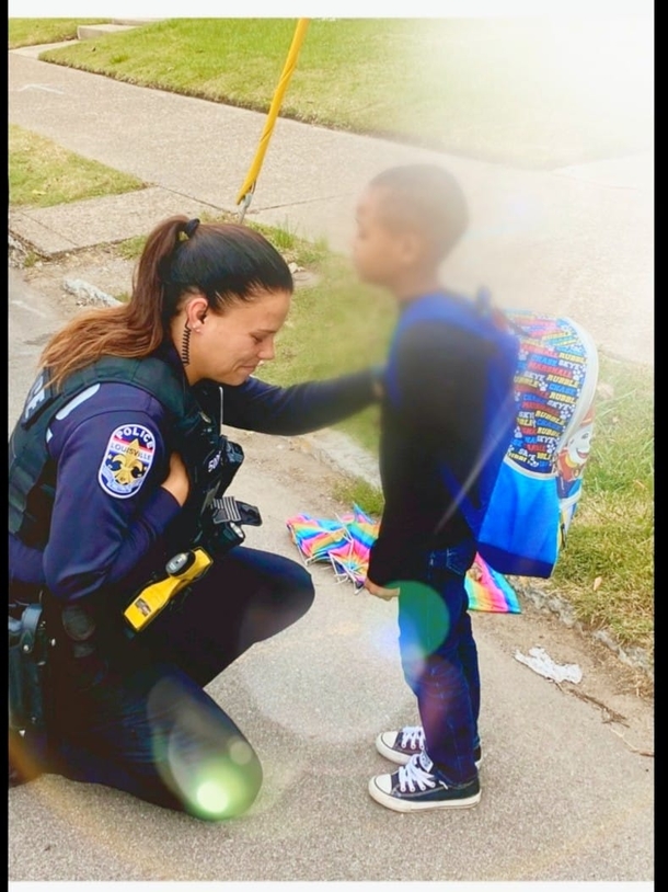 Boy stops police officer as he goes to school and asks her to pray with him - picture 2