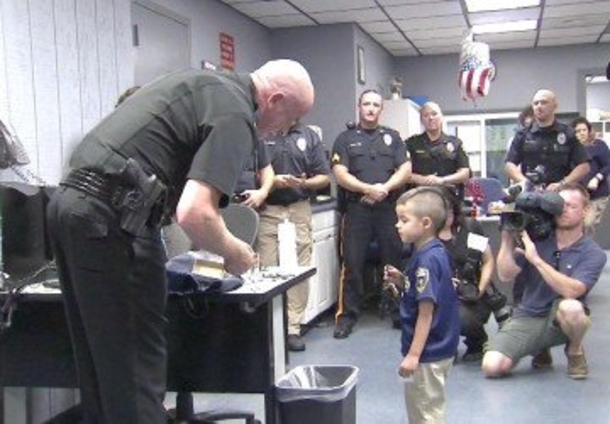 Boy Stuns Cops After He Walks Into Station, Then They See What He’s Holding - picture 2