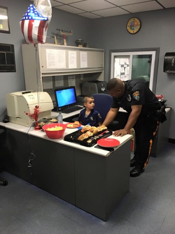 Boy Stuns Cops After He Walks Into Station, Then They See What He’s Holding - picture 3