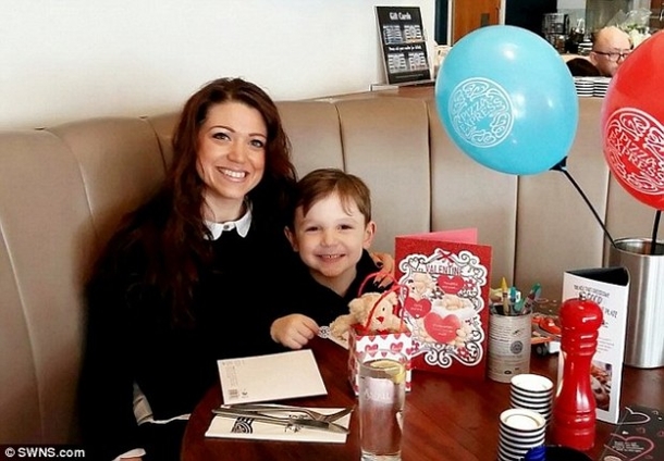 Boy Takes His Mother On Date With Own Money, Waitress’ Note Leaves Them In Tears - picture 2