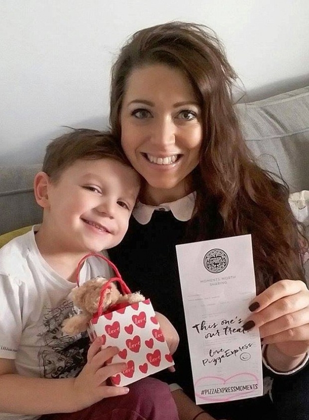 Boy Takes His Mother On Date With Own Money, Waitress’ Note Leaves Them In Tears - picture 4