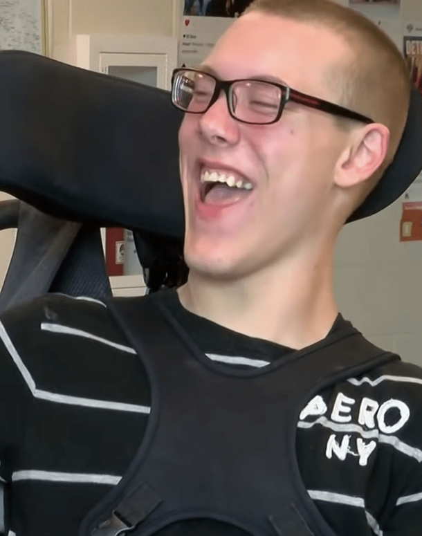 Boyfriend and girlfriend separate as prom dates in order to go with students with special needs - picture 3