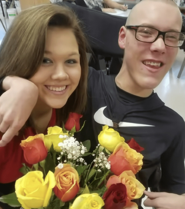 Boyfriend and girlfriend separate as prom dates in order to go with students with special needs - picture 4