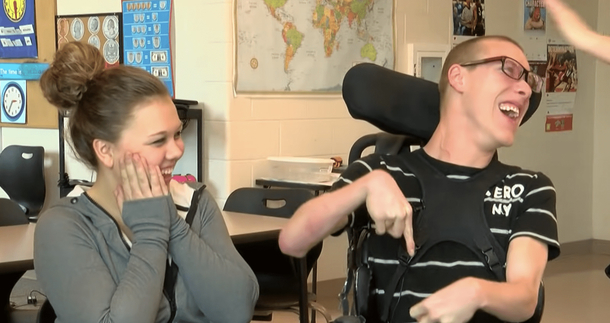 Boyfriend and girlfriend separate as prom dates in order to go with students with special needs - picture 5