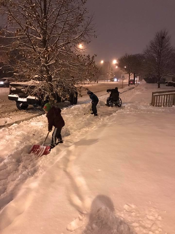 Boys Jump Out Of Car & Start Shoveling, Dad’s Heart Sinks When He Sees Why - picture 3