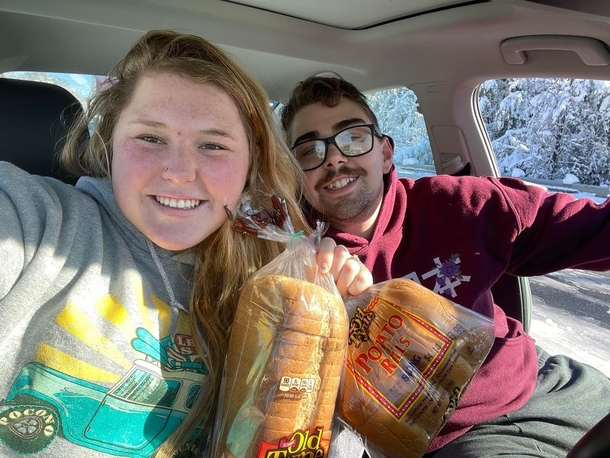 Bread truck driver gives away loaves to stranded drivers in Virginia after woman calls owner and begs for food - picture 2
