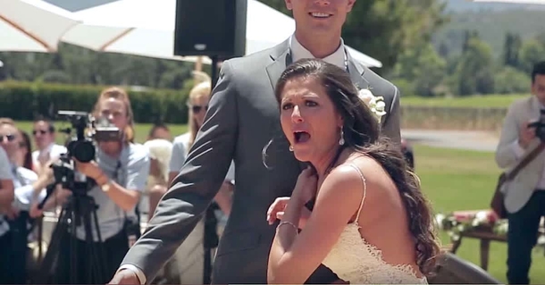 Bride thought the band ruined her dance, then singer says ‘Look who’s behind you!’ - picture 2