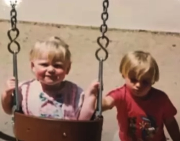 Brother that was taken away from his sister as a kid finally reunites with her 18 years later - picture 3