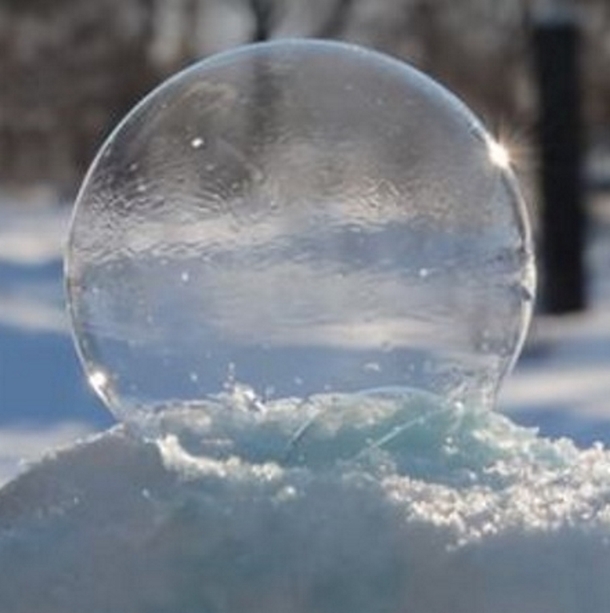 Bubble Falls On Pile Snow, Now Watch As Freezing Air Turns It Into A Beautiful Transformation (Video) - picture 2
