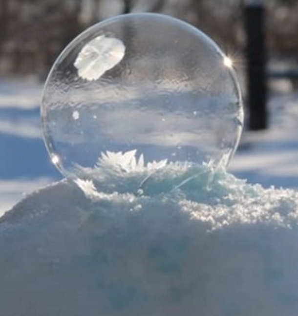 Bubble Falls On Pile Snow, Now Watch As Freezing Air Turns It Into A Beautiful Transformation (Video) - picture 3