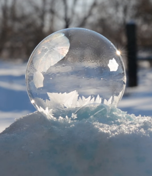 Bubble Falls On Pile Snow, Now Watch As Freezing Air Turns It Into A Beautiful Transformation (Video) - picture 4