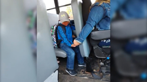 Bus driver didn't believe photo holding crying kid’s hand was a “big deal” – local authorities thought differently - picture 3
