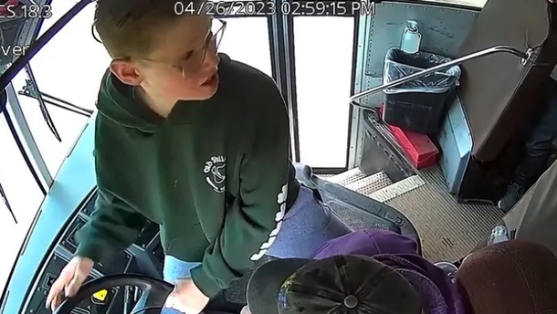 Bus driver slips out of consciousness, so quick thinking 7th grader snaps into action - picture 3