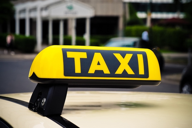 Cab driver picks up 92-year-old woman, drives her to the bank, then suddenly changes direction - picture 2