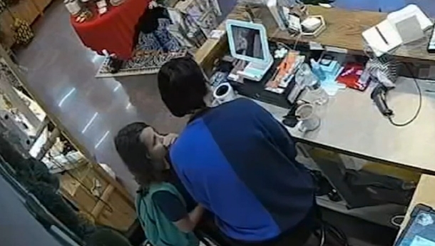 Cashier is working usual shift until scared 10-year-old whispers ‘act like you’re my mom’ - picture 3