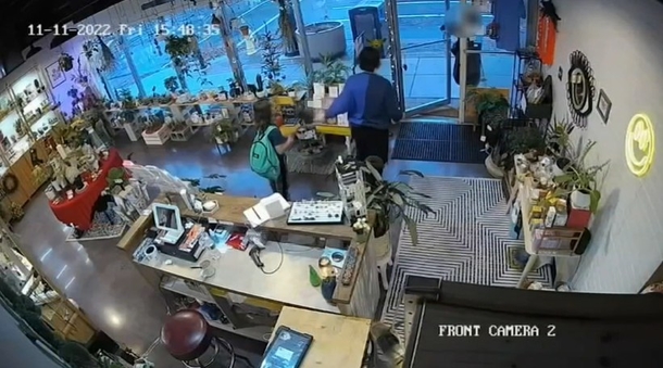 Cashier is working usual shift until scared 10-year-old whispers ‘act like you’re my mom’ - picture 4