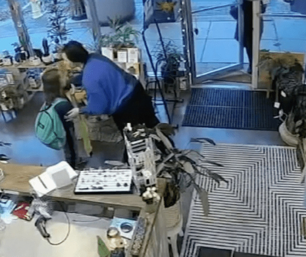 Cashier is working usual shift until scared 10-year-old whispers ‘act like you’re my mom’ - picture 5