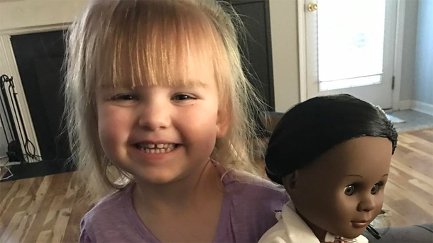 Cashier tells little girl to grab a doll that ‘looks more like her’ but 2-year-old has the best response - picture 2