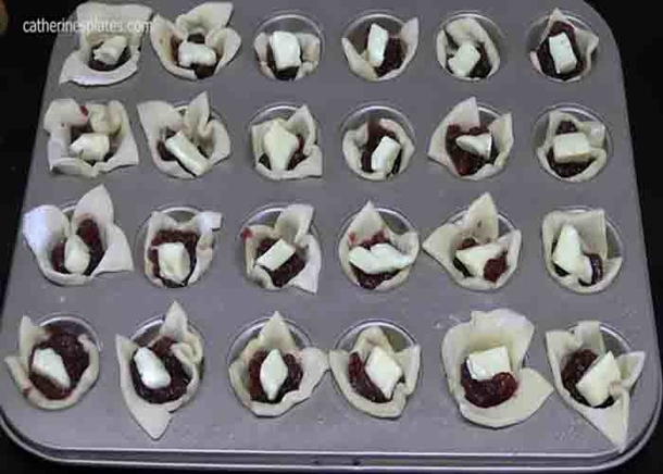Cheesy Cranberry Bites with Canned Crescent Dough (Recipe) - picture 3