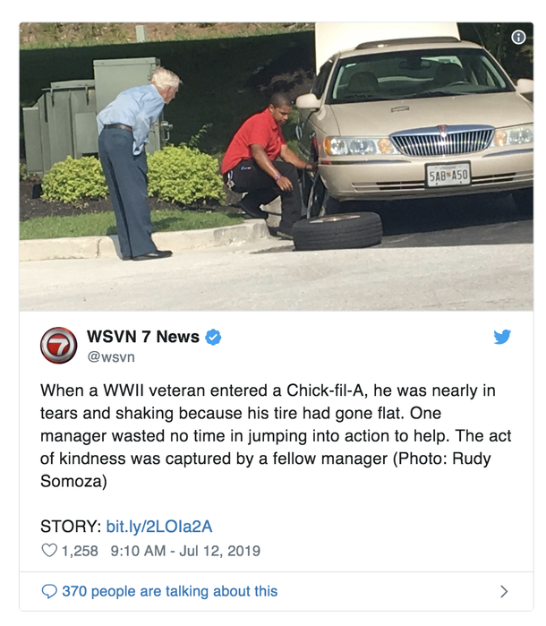 Chick-Fil-A Manager Assists 'Shaking' WWII Veteran Change His Tire - picture 2