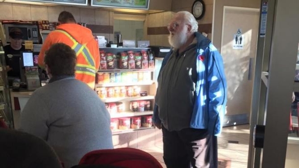 Child Accidentally Mistakes Man For Santa, Gets An Unexpected Response (Photo) - picture 2