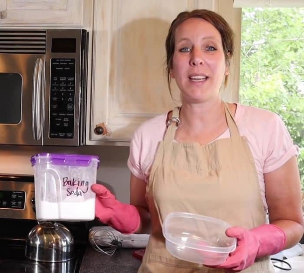 Clean Your Oven Like a Pro Today with Baking Soda & Vinegar! - picture 2