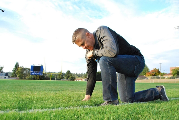 Coach Is Fired After Praying On Football Field, His Case Will Now Be Heard via The Supreme Court - picture 3